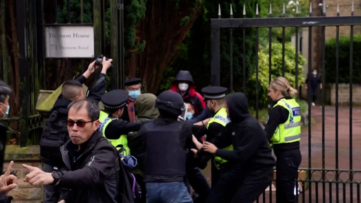 Na brutálním zásahu proti demonstrantovi v Manchesteru se podílel čínský konzul